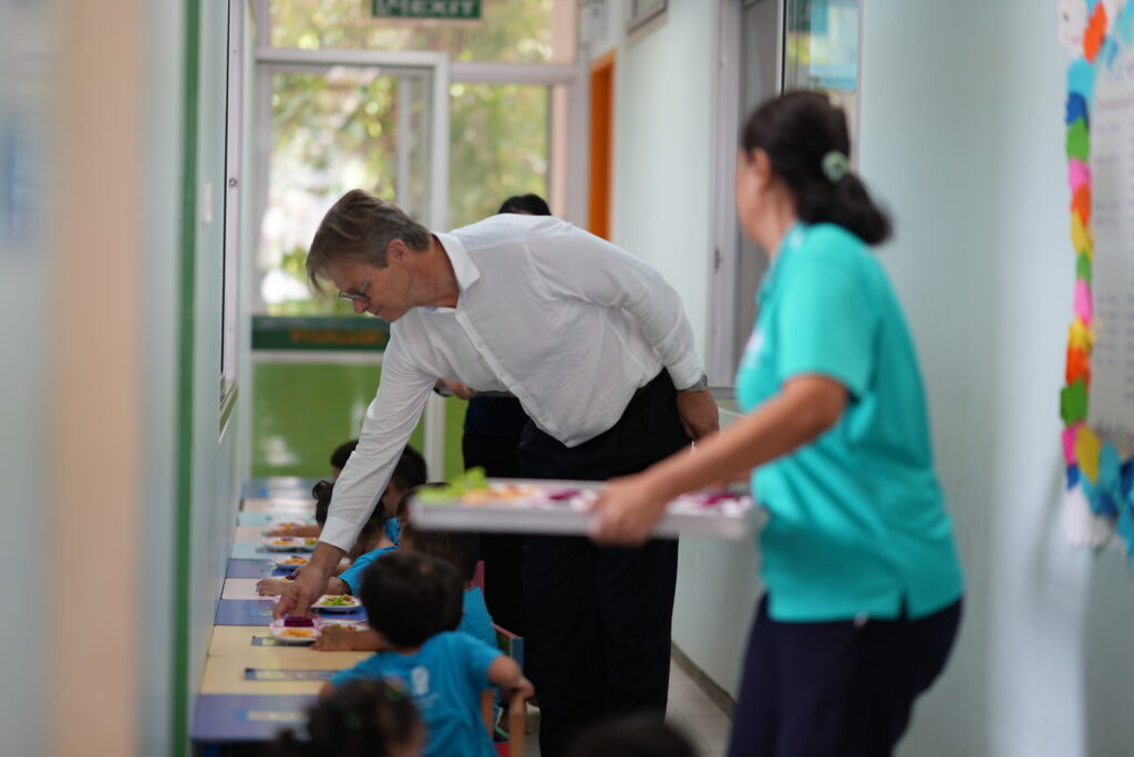 STARTRADER CEO Peter Karsten with the kids photo 1